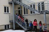 Die Kinder verlassen nach dem Alarm die Schule ber die Fluchttreppe