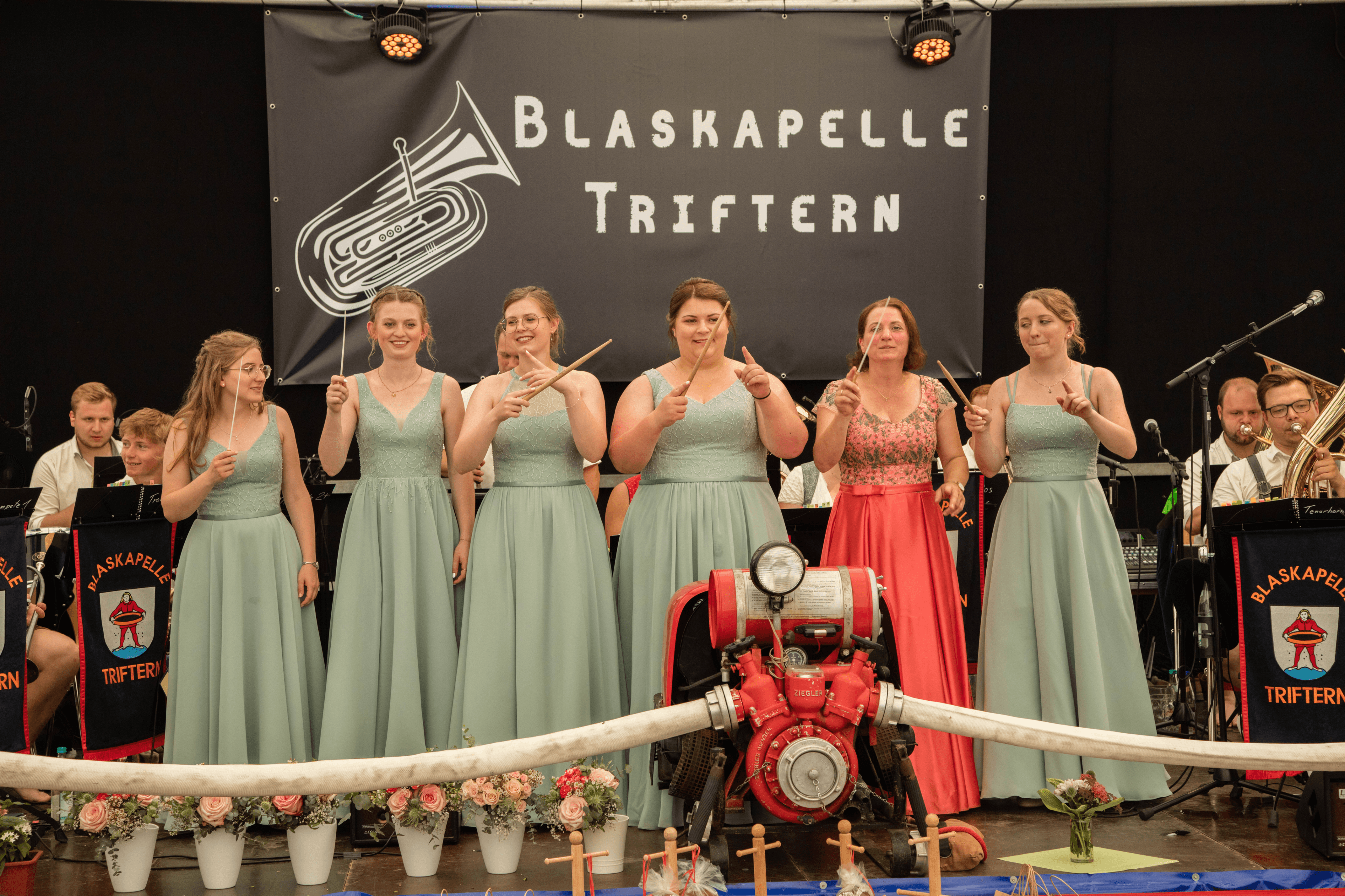 Die Trifterner Musikkapelle bei ihrem Auftritt im Festzelt