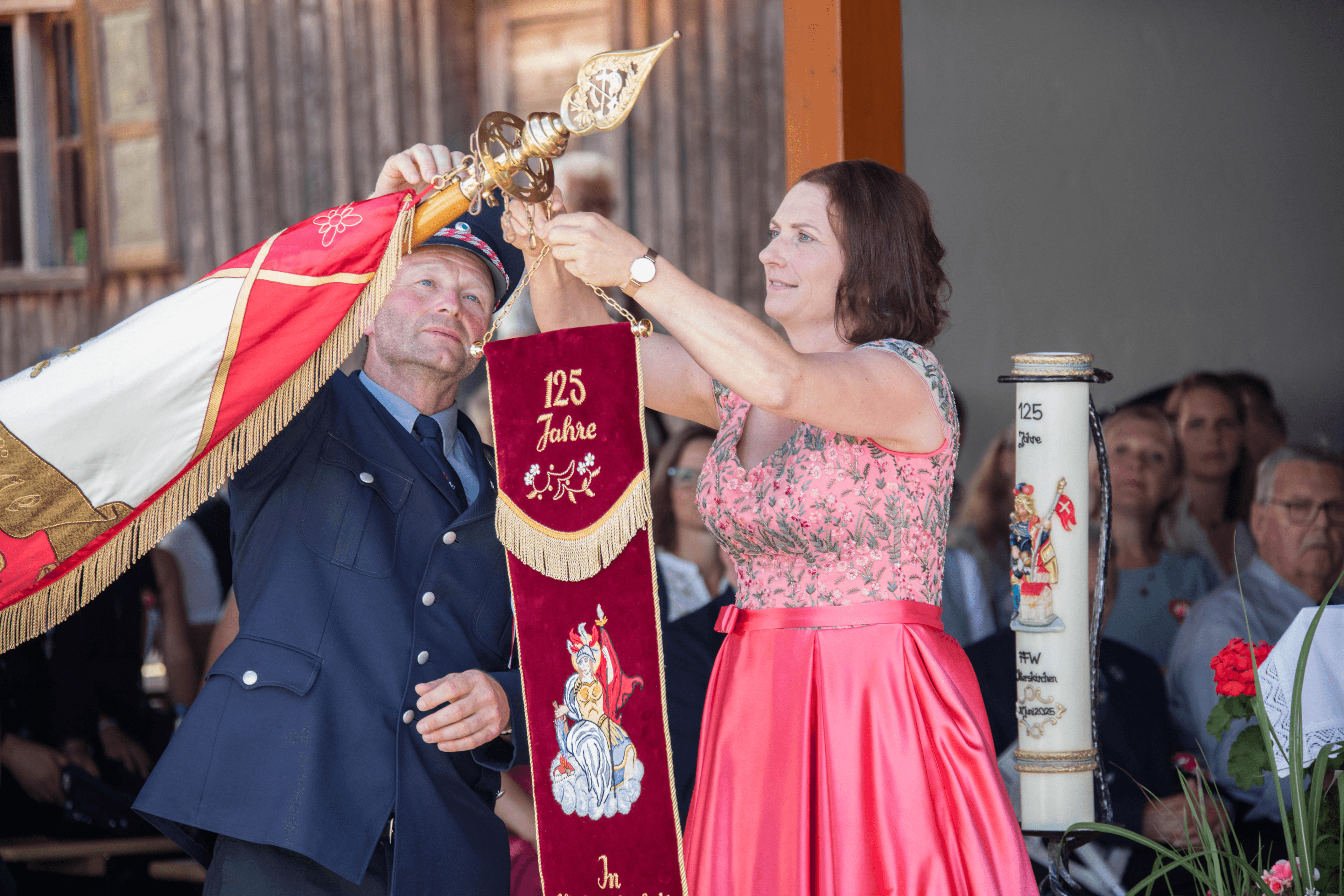 Übergabe des bestickten Fahnenbands „125 Jahre“ an der Vereinsfahne beim Festgottesdienst