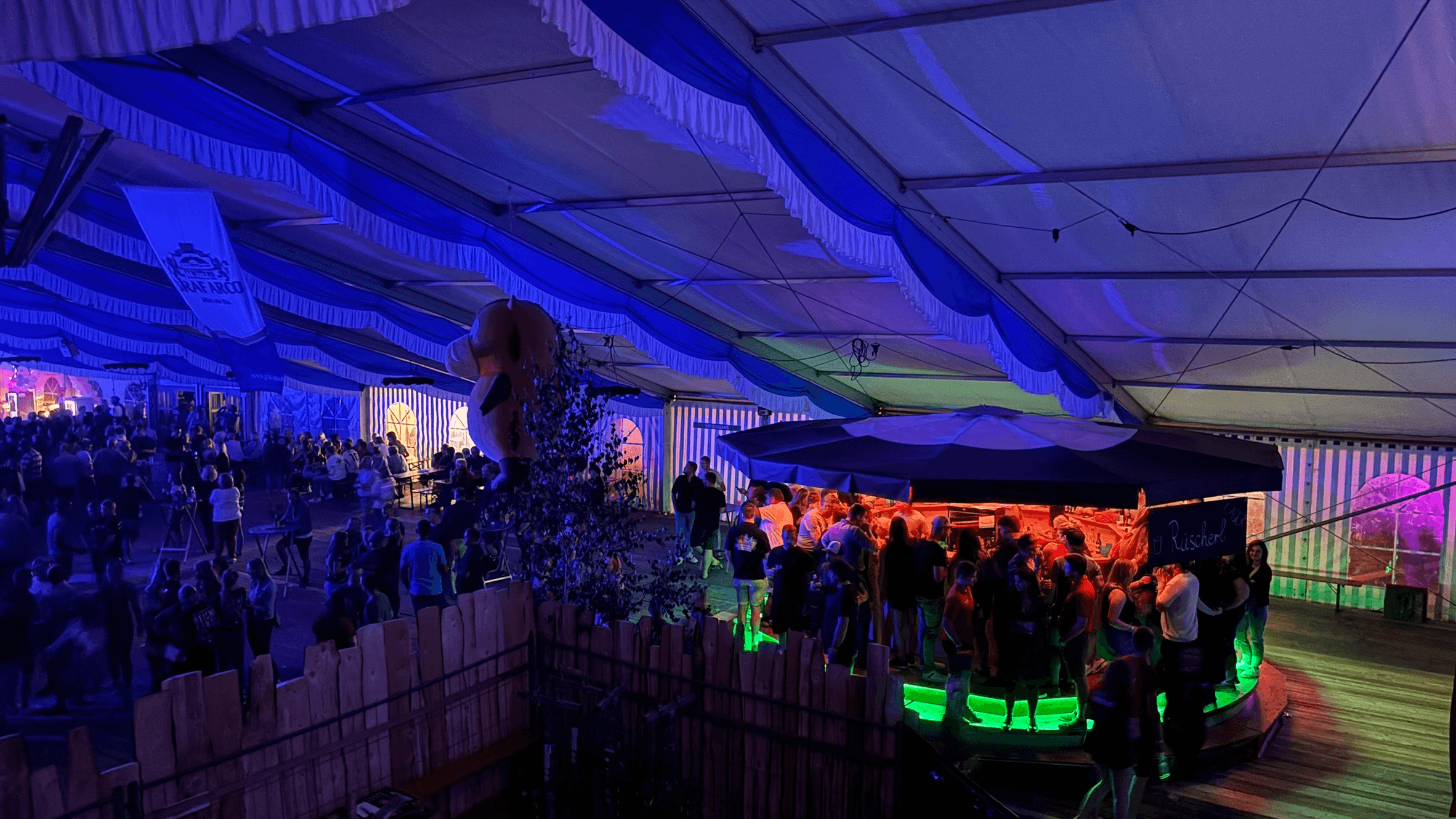 Feiernde Gäste an der Bar und auf der Tanzfläche bei „Rock am Saugoan“