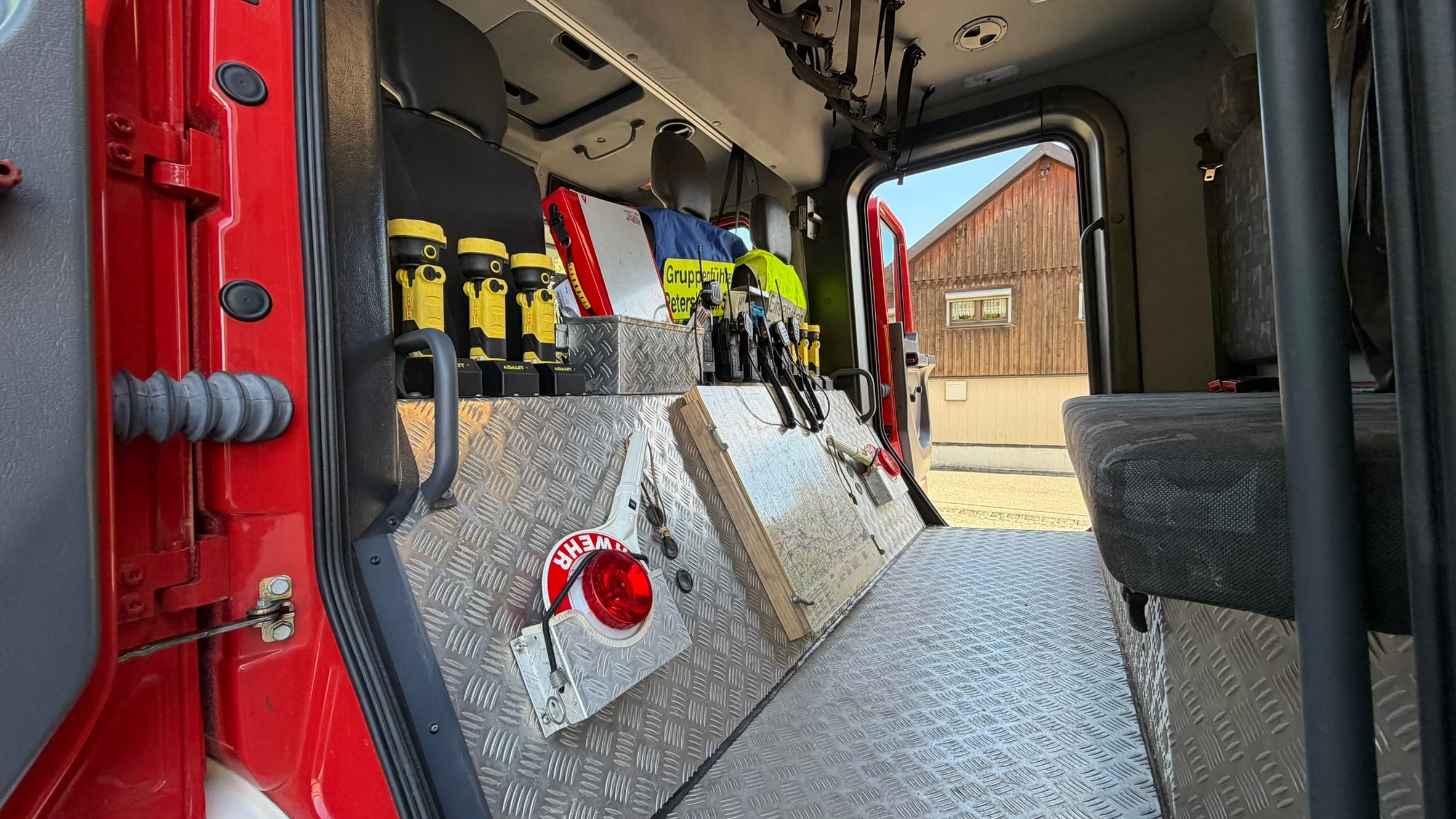 Staffelkabine mit Handscheinwerfern, Funkgeräten und Warnweste