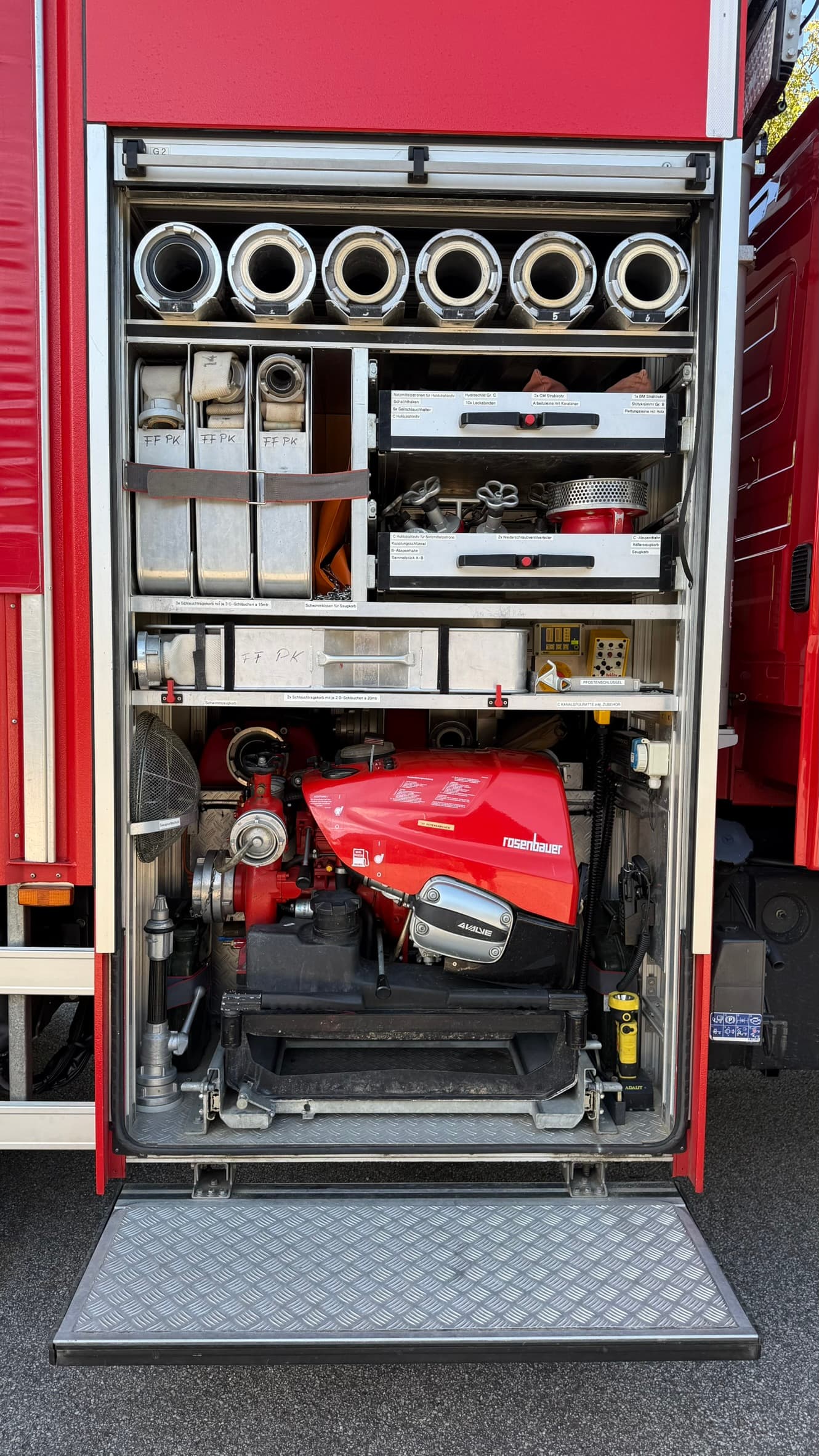 Geöffneter Gerätekoffer rechts mit Saugschläuchen, Geräteschubladen und Tragkraftspritze Rosenbauer
