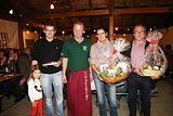Vorstand Konrad Stinglhammer mit den Gewinnern des Weinquiz. 1. Platz und Weinkönigin 2013, Carolin Widl, 2. Platz Johann Widl (rechts) und der Drittplatzierte Thomas Lindlbauer