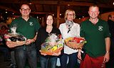 Vorstand Konrad Stinglhammer (rechts) mit den Gewinnern des Weinquiz. 1. Platz und Weinkönigin 2014, Agnes Emmer (2. v. l.), 2. Platz Max Hausruckinger (links) und die Drittplatzierte Manuela Lipp  (2. v. r.)